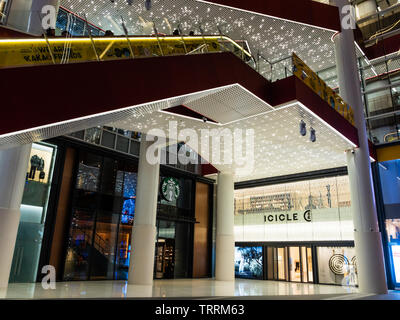 SHANGHAI, China - 12 MAR 2019 - Low Angle Shot der 1. Etage des HKR Taikoo Hui Einkaufszentrum (auch Xing Ye Tai Gu Hui) Außenansicht bei Nanjing East Roa Stockfoto