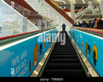 SHANGHAI, China - 12 MAR 2019 - Low Angle Shot eines Mannes auf einer Rolltreppe im Inneren HKR Taikoo Hui Shopping Mall in Nanjing East Road (Nanjing Dong Lu), Sh Stockfoto
