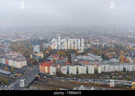 Berlin, Deutschland - November 08, 2018: Areal Blick auf Berlin von Funkturm Nebel im Herbst Stockfoto