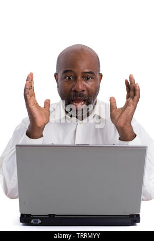 Portrait von astonishedl African American Software Experte überrascht beim Sitzen vor einem Laptop. Stockfoto