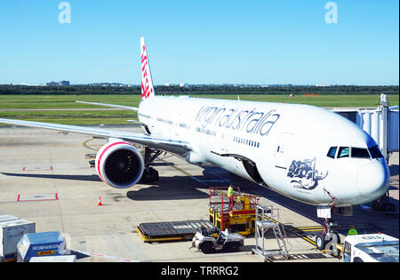 Jungfrau Australien Boeing 777-3 ZG (ER) (VH-VPH) 'St. Kilda Beach" auf dem Vorfeld des Flughafen Brisbane, Queensland, Australien geparkt Stockfoto