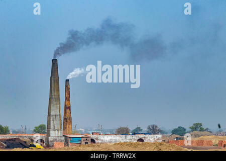 Schlamm Ziegeleien in Indien von Rauch oder Verschmutzung Stockfoto