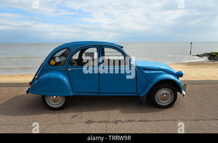 Classic blau Citroen 2 CV deux chevaux an der Strandpromenade geparkt. Stockfoto