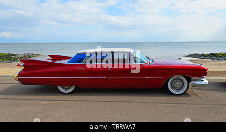 Der Classic Red 1950 4 Tür Cadillac Motor Auto an der Strandpromenade geparkt. Stockfoto