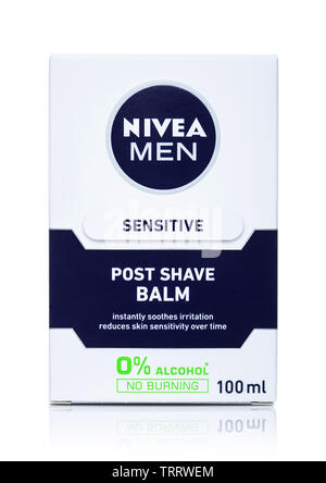 LONDON, UK - Juni 05, 2019: NIVEA Sensitive Balsam nach der Rasur auf Weiß. Stockfoto