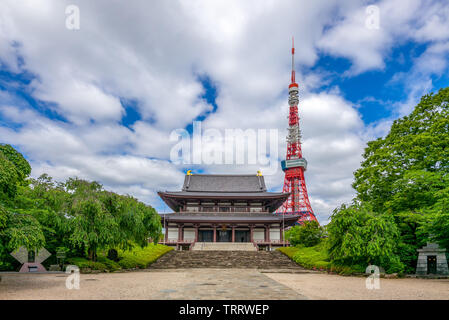 Aula der zojoji und Tokyo Tower in Japan Stockfoto