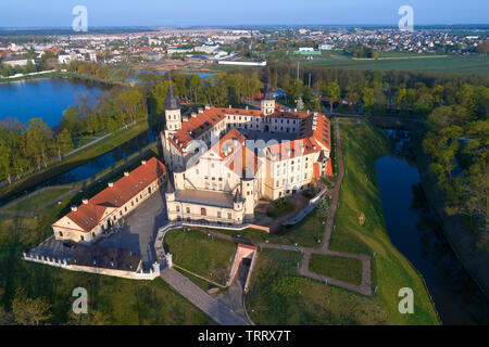 Nesvizh Schloss vor dem Hintergrund des Stadtbildes auf einem vielleicht morgen. Weißrussland Stockfoto