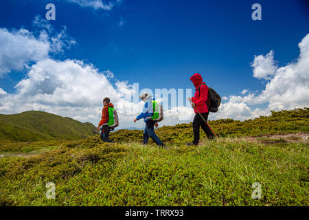 Mutter mit zwei Kindern Wandern in den Bergen Stockfoto