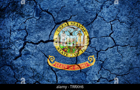 Flagge des Staates Idaho auf trockener Erde Boden Textur Hintergrund Stockfoto
