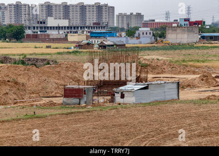 Brückenpfeiler Baustelle auf dem Hintergrund von mehrstöckigen Gebäuden Stockfoto