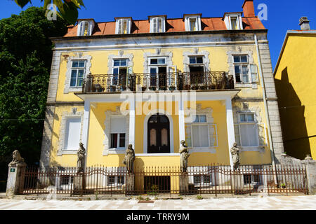 Bunte alte Gebäude auf Njegoševa Straße - die wichtigste Einkaufsstraße in der alten Hauptstadt Cetinje, Montenegro. Stockfoto