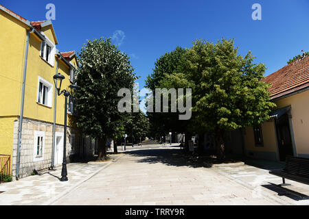 Bunte alte Gebäude auf Njegoševa Straße - die wichtigste Einkaufsstraße in der alten Hauptstadt Cetinje, Montenegro. Stockfoto
