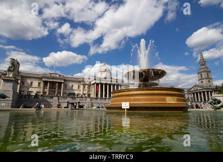 London, Vereinigtes Königreich: 12. Mai 2019: Touristen besuchen Trafalgar Square in London. Die Hauptstadt von Großbritannien ist eines der beliebtesten touristischen Attraktion am Ohr Stockfoto