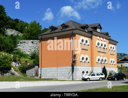 Schöne alte Gebäude in der Altstadt von Montenegro Hauptstadt Cetinje. Stockfoto