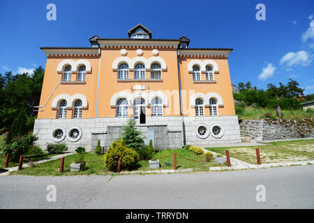 Schöne alte Gebäude in der Altstadt von Montenegro Hauptstadt Cetinje. Stockfoto