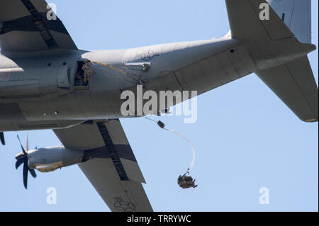 Fallschirmjäger ab der 4 Infantry Brigade Combat Team (Airborne), 25 Infanterie Division, U.S. Army Alaska, springen von einem Air Force C-130 J Super Hercules während Airborne Training für übung Arktis Aurora bei Joint Base Elmendorf-Richardson, Alaska, 7. Juni 2019. Arktis Aurora ist eine jährliche bilaterale Übung, in denen Elemente von U.S. Army Alaska und der japanischen Boden Verteidigung-kraft, die konzentriert sich auf die Stärkung der Beziehungen zwischen den beiden, indem sie kombiniert die kleine Einheit airborne Kenntnisse und grundlegende Kleinwaffen Treffsicherheit mit Schwerpunkt auf der Bekämpfung der Bereitschaft und interoperab Stockfoto