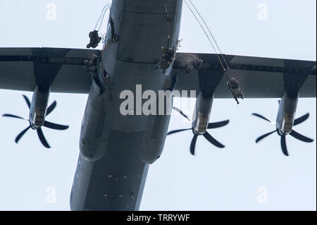 Fallschirmjäger aus dem 1 Airborne Brigade, japanischen Boden Verteidigung-kraft Sprung von einem US Air Force C-130J Super Hercules während Airborne Training für übung Arktis Aurora bei Joint Base Elmendorf-Richardson, Alaska, 7. Juni 2019. Arktis Aurora ist eine jährliche bilaterale Übung, in denen Elemente von U.S. Army Alaska und die JGSDF, die auf die Stärkung der Bindungen zwischen den beiden durch Ausführen von kombinierten kleine Einheit airborne Kenntnisse und grundlegende Kleinwaffen Treffsicherheit mit Schwerpunkt auf der Bekämpfung der Bereitschaft und der Interoperabilität zwischen den beiden militärischen Kräfte konzentriert. Die C-130J Super Stockfoto