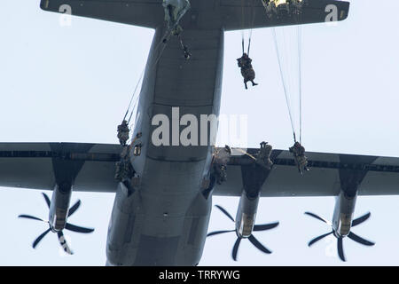 Fallschirmjäger aus dem 1 Airborne Brigade, japanischen Boden Verteidigung-kraft Sprung von einem US Air Force C-130J Super Hercules während Airborne Training für übung Arktis Aurora bei Joint Base Elmendorf-Richardson, Alaska, 7. Juni 2019. Arktis Aurora ist eine jährliche bilaterale Übung, in denen Elemente von U.S. Army Alaska und die JGSDF, die auf die Stärkung der Bindungen zwischen den beiden durch Ausführen von kombinierten kleine Einheit airborne Kenntnisse und grundlegende Kleinwaffen Treffsicherheit mit Schwerpunkt auf der Bekämpfung der Bereitschaft und der Interoperabilität zwischen den beiden militärischen Kräfte konzentriert. Die C-130J Super Stockfoto