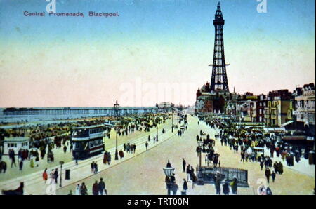 Einem frühen zwanzigsten Jahrhundert Postkarte von Central Promenade, Blackpool, Lancashire, Blackpool Tower. Blackpool ist ein Badeort in der Grafschaft Lancashire an der irischen Küste von England. Blackpool Tower wurde 1894 eröffnet und wurde von der Eiffelturm in Paris. Es ist 518 Meter hoch. Stockfoto