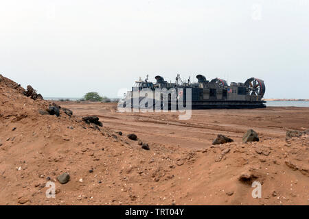 190609-N-WU 565-109-CAMP LEMONNIER, Dschibuti - eine Landing Craft Air Cushion (LCAC) an der San Antonio-Klasse amphibious Transport dock Schiff USS Arlington LPD (24), Beendet-Gasturbinen, Motoren und die Entleerung Luftkissen bei der Landung auf Roten Strand an der Basisstation, 9. Juni 2019. Die Landung Übung ist eine Voraussetzung, um den Strand zu zertifizieren, zeigen Möglichkeiten und Bereitschaft. Camp Lemonnier ist eine Installation, die USA ermöglicht, Verbündeten und Partner nation Kräfte, wo und wann sie benötigt werden Sicherheit in Europa, Afrika und Südwestasien zu gewährleisten. (U.S. Marine Foto von Masse Comm Stockfoto