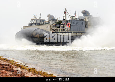 190609-N-WU 565-343-CAMP LEMONNIER, Dschibuti - eine Landing Craft Air Cushion (LCAC) an der San Antonio-Klasse amphibious Transport dock Schiff USS Arlington (LPD-24), bereitet die anlandestelle am Roten Strand auf Basis zu machen, 9. Juni 2019. Die Landung Übung ist eine Voraussetzung, um den Strand zu zertifizieren, zeigen Möglichkeiten und Bereitschaft. Camp Lemonnier ist eine Installation, die USA ermöglicht, Verbündeten und Partner nation Kräfte, wo und wann sie benötigt werden Sicherheit in Europa, Afrika und Südwestasien zu gewährleisten. (U.S. Marine Foto von Mass Communication Specialist 2. Klasse Orlando Quinte Stockfoto