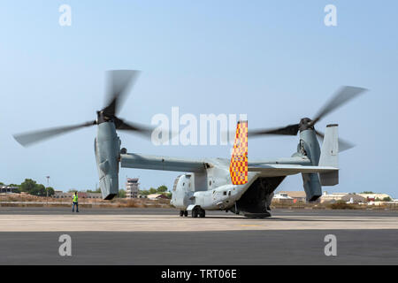 Ein U.S. Marine Corps MV-22 B Osprey mit Marine Medium Tiltrotor Squadron (VMM) 264 (verstärkt), Marine Aircraft Group (MAG) 26, 2. Marine Flugzeugflügel (MAW), 22 Marine Expeditionary Unit (MEU) zu den San Antonio-Klasse amphibious Transport dock Schiff USS Arlington LPD (24) auf der Flucht line kommt vor dem Passagier Transfer an Lager Lemonnier, Dschibuti, 7. Juni 2019. Camp Lemonnier ist ein operativ-fokussierte Ufer installation, USA ermöglicht, Verbündeten und Partner nation Kräfte zu, wo und wann sie benötigt, Sicherheit und Stabilität in Europa, Afrika und im Südwesten, um sicherzustellen, dass die Stockfoto