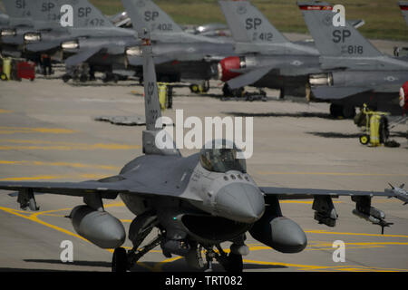 Eine F-16 Fighting Falcon in die 480th Fighter Squadron Expeditionary zugeordnet kehrt von einem Ausfall während der Luftfahrt Rotation 19-2 bei Krzesiny Air Base, Polen, 10. Juni 2019. Die drehkraft Präsenz in Polen ermöglichen die Vereinigten Staaten und ihre Verbündeten, um schnell auf Bedrohungen und Global Operations reagieren. (U.S. Air Force Foto: Staff Sgt. Jonathan Snyder) Stockfoto