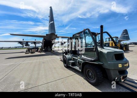 Zwei C-130 Hercules Flugzeuge und mehr als 30 Flieger von 123. Airlift Wing die Kentucky Air Guard kommen an der Kentucky Air National Guard Base in Louisville, Ky., 11. Juni 2019, nach der Teilnahme an einem einwöchigen Veranstaltung in Frankreich für den 75. Jahrestag des D-Day. Der D-Day Invasion, formal bekannt als Operation Overlord, drehte sich das Blatt des Zweiten Weltkrieges in das europäische Theater. (U.S. Air National Guard Foto: Staff Sgt. Joshua Horton) Stockfoto