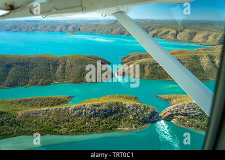 Ansicht von unterhalb der Tragfläche des Flugzeugs über die horizontalen Fälle Standort in Westaustralien Stockfoto