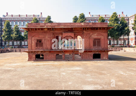 New Delhi, Indien - Februar 2019. Das Rote Fort Komplex, eine Mughal historische Festung in der Hauptstadt von Indien gelegen, ist ein UNESCO-Weltkulturerbe. Stockfoto