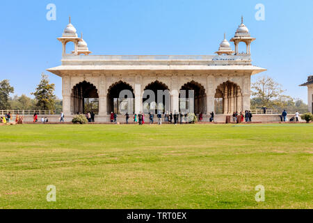 Die Menschen verbringen ihre Freizeit am Nachmittag, bevor die Diwan-I-Khas, das weiße Gebäude in Red Fort, Delhi, Indien Stockfoto