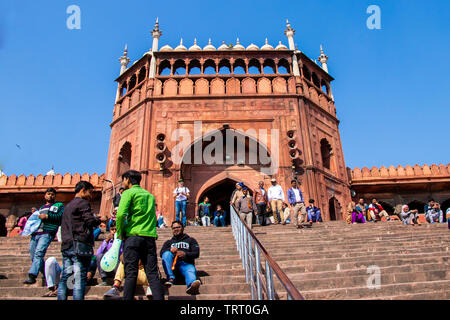 DELHI, Indien - Februar, 2019: Touristen und Einheimische besuchen Jama Masjid Moschee, Mughal Architektur in Old Delhi, Indien Stockfoto