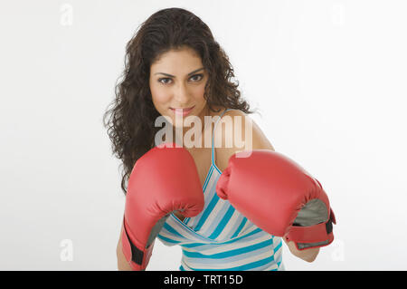 Frau trägt Boxhandschuhe Stockfoto