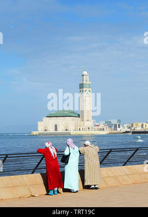 Lokale Marokkaner genießen den Blick auf die Hassan-II.-Moschee in Casablanca. Stockfoto