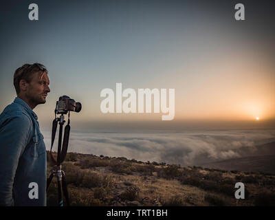 Menschen machen Fotos von einem schönen Sonnenuntergang über den Wolken auf einem Berg auf La Gomera Kanarische Inseln Spanien Stockfoto