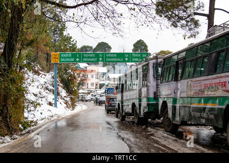 Banikhet, Dalhousie, Himachal Pradesh, Indien - Januar 2019. Nach Konsequenzen der schweren Schneefälle, Himachal Pradesh Road Transport Corporation (HRTC) Stockfoto