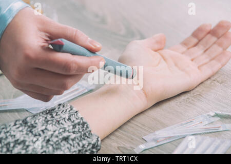 Alternative Medizin Therapeuten dabei Moxa Behandlung auf ihrem client Stockfoto