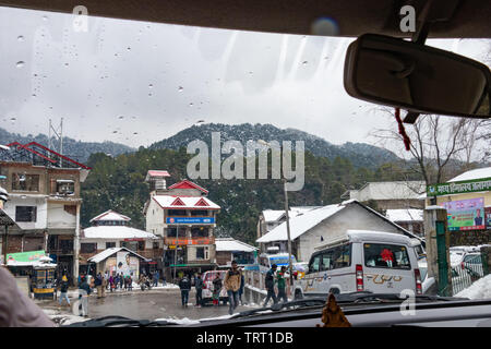 Banikhet, Dalhousie, Himachal Pradesh, Indien - Januar 2019. Nach Konsequenzen der schweren Schneefälle, Touristen und einheimischen Menschen zu Fuß auf der Straße in Main c Stockfoto