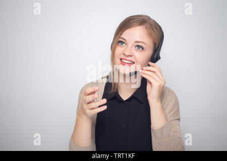 Junge kaukasier Frau spricht auf der Headset Telefon in einem Call Center Stockfoto