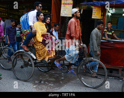 Studenten, einen Zyklus Rikscha im Old Dhaka. Stockfoto