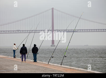 Puente 25 de Abril". Barrio Belém, Ciudad de Lisboa, Portugal, Península Ibérica, Europa Stockfoto