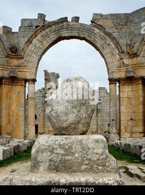 Syrien. Aleppo. Kirche des Heiligen Simeon Stylites. Es war auf der Seite der Säule von St. Simeon Stylites gebaut. Im byzantinischen Stil. Bleibt der Säule. Berg Simeon. Historische Fotografie (vor dem syrischen Bürgerkrieg). Stockfoto