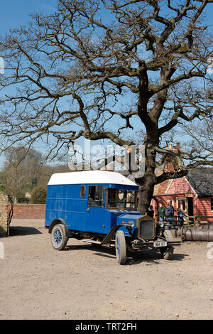 Blue vintage van auf Beamish Open Air Museum. Nordengland Stockfoto