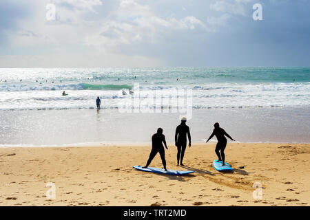 Surfen lernen, Surfkurs am Strand. Portugal Stockfoto