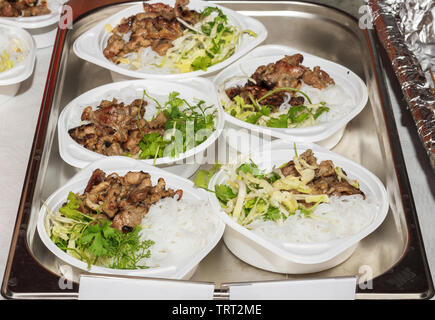 Vietnamesische Gerichte Bun Cha, gegrillte Vietnamesischen Schweinebauch für die Kunden an der Prager Botschaft strret Food Festival bereit Stockfoto