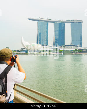 Singapur - Januar 14, 2017: Ansicht der Rückseite des Tourist mit Rucksack, Bild von Marina Bay Sands Resort und Artscience Museum - Wahrzeichen von Stockfoto