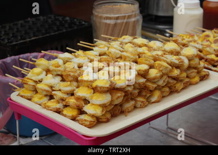 Gebratene Wachtel Eier bei Jonker vom Nachtmarkt, Malakka, Malaysia Stockfoto