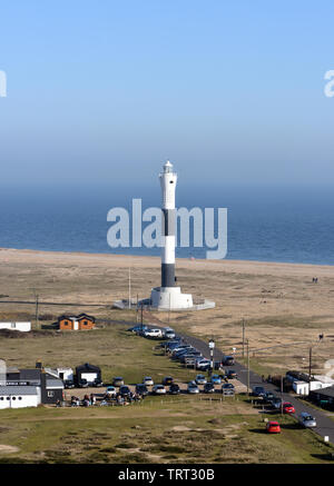 Die schwarzen und weißen neuer Leuchtturm Dungeness, der fünfte auf der Website und eine Ansicht von Dungeness von der Oberseite des vorhergehenden Leuchtturm. Dungeness, Kent, Stockfoto