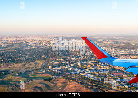 Flügel des Flugzeugs über Madrid fliegen. Reisen Konzept Stockfoto