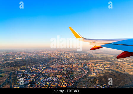 Flügel des Flugzeugs über Madrid fliegen. Reisen Konzept Stockfoto